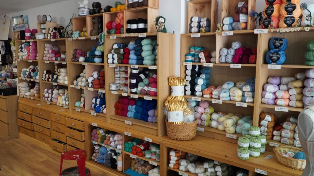 Le rayon laines de la mercerie Fil2fée à Boulay-Moselle