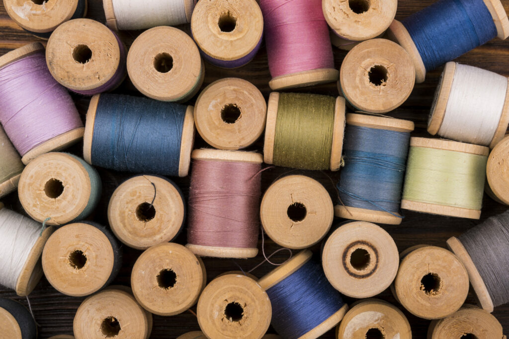 Bobines de fil à coudre de toutes les couleurs