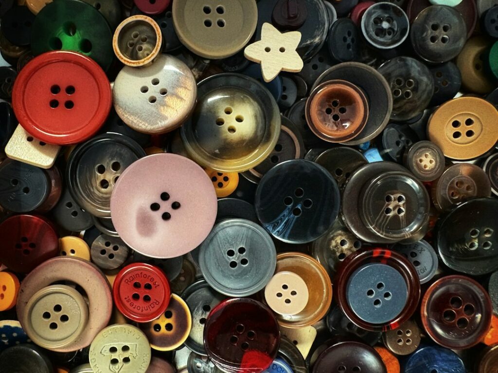 Boutons colorés de mercerie