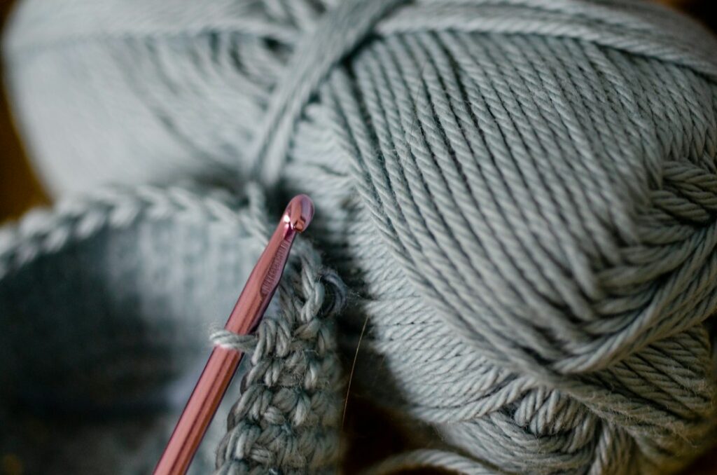 Crochet et pelote de laine grise
