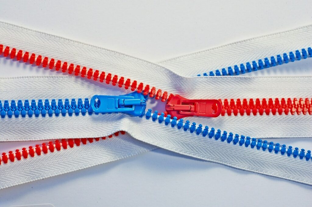 Fermetures à glissière rouge et bleue