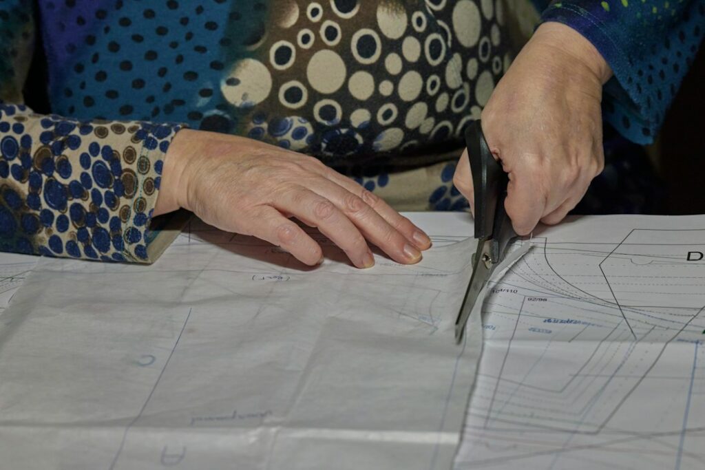 Découpe d'un patron de couture aux ciseaux